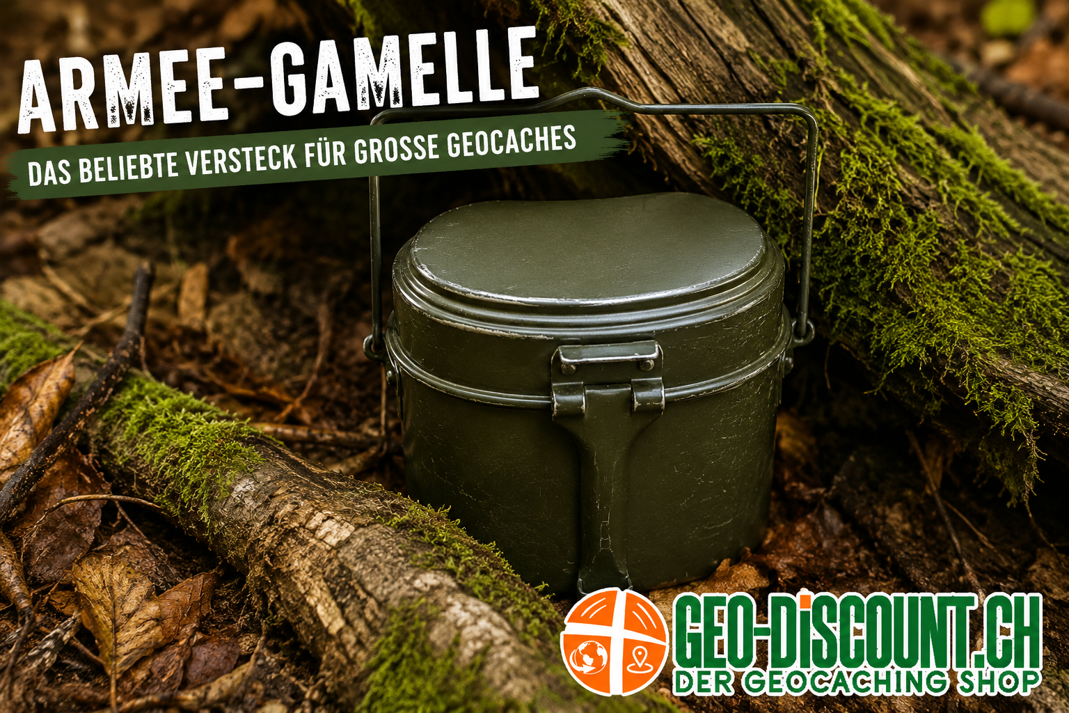 Armee-Gamelle als Geocaching-Versteck im Wald zwischen Moos und Wurzeln – beliebter Behälter für grosse Geocaches mit viel Platz für Logbücher, Trackables und Tauschgegenstände.
