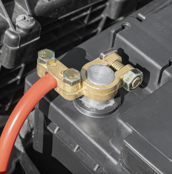 Seitenansicht einer Batteriepolklemme für Pluspol