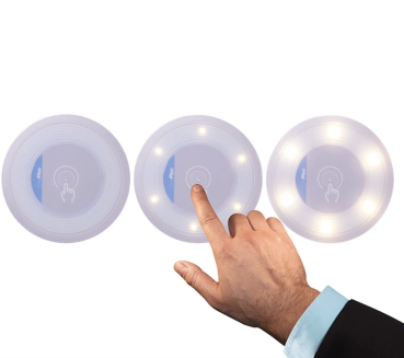 Anwendung der Sensorlampe mit Fingerberührung