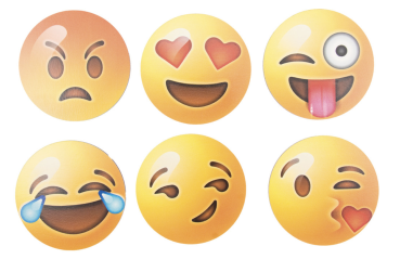 Sechs Emoji-Untersetzer aus Holz mit verschiedenen Smileys – erhältlich bei Geo-Discount
