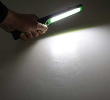 Preview: Geocaching Taschenlampe mit Aufhängebügel und 300 Lumen