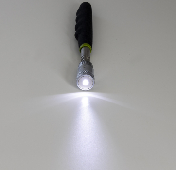 Leuchtender Magnetheber mit LED im Einsatz auf heller Fläche