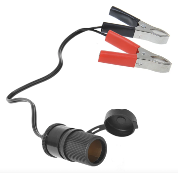 12V Steckdose mit roten und schwarzen Batterieklemmen