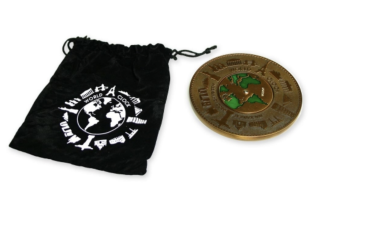 Rückseite des Geocoins mit funktionaler Weltzeituhr und rotem Design