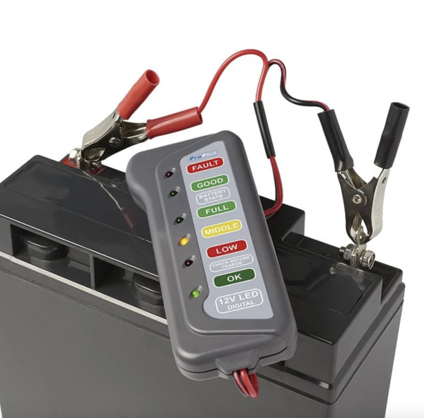 Batterietester an Autobatterie angeschlossen
