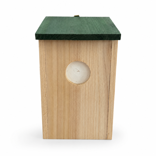 Geocaching Vogelhaus mit aufgeklappter Vorderseite und Innenraum für Cache-Dose