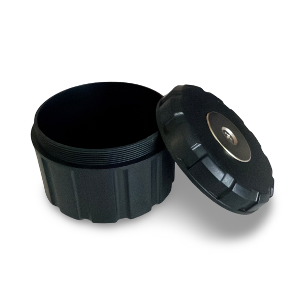 Schwarzer Magnetcache mit starkem Magnet