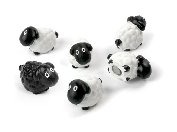 Lustige Schaf-Magnete im 6er Set von trendform – mit weissem und schwarzem Schaf