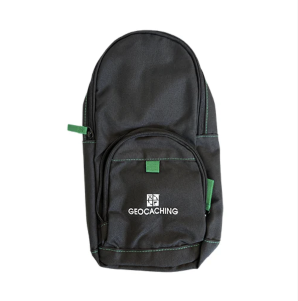 Schwarze Geocaching Sling Bag mit grünem Logo