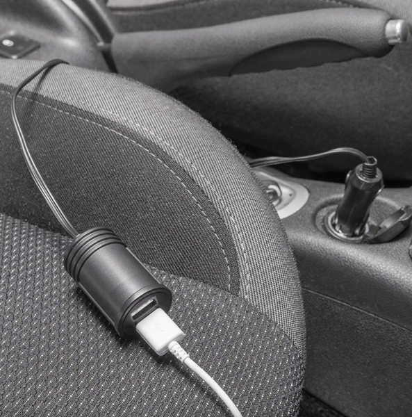 Anwendung des USB-Adapters auf dem Autositz