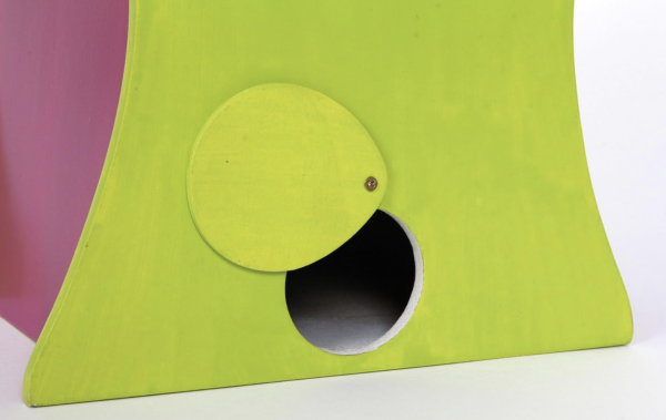 Rückseite des Vogelhauses mit schwenkbarem Törchen