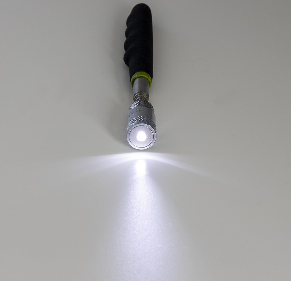 Leuchtender Magnetheber mit LED im Einsatz auf heller Fläche