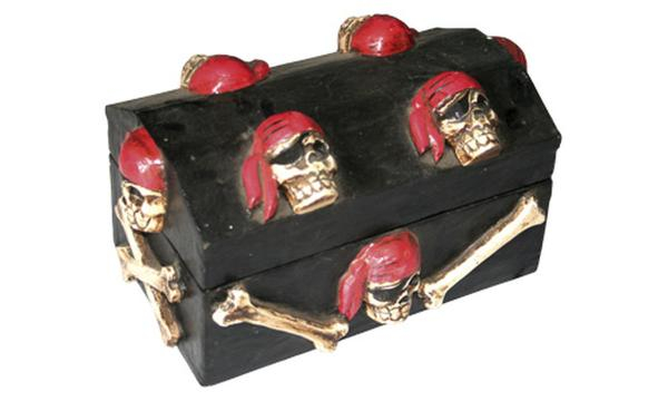 Piratentruhe mit geschnitzen Totenköpfen