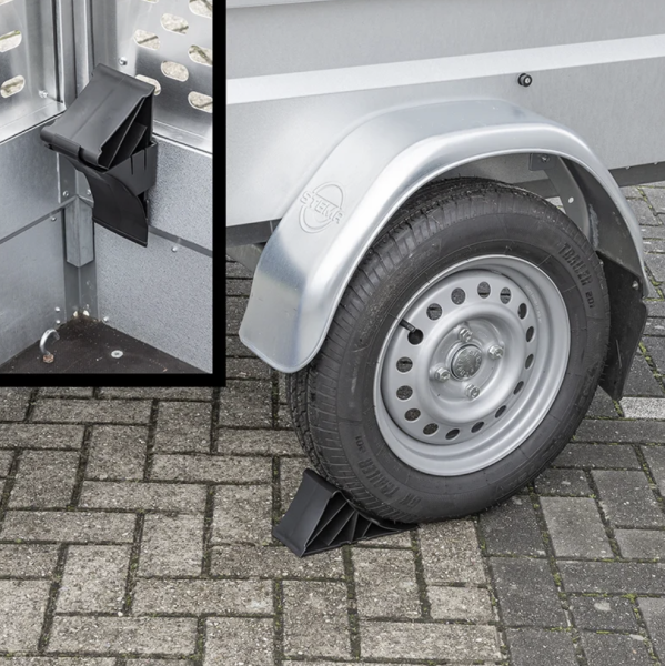 Robuster Radkeil als Wegrollschutz für Anhänger und Auto